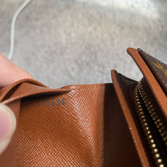 LV Wallet - Picture 15 of 16